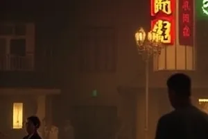 《灯下夜读》海报：台灯下翻开的旧书
