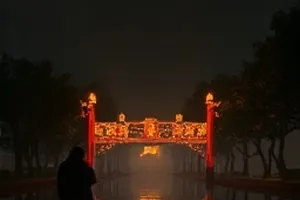 《慢半拍先生》海报：手忙脚乱打翻的咖啡杯